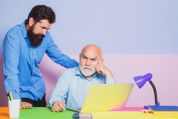 Pareja de dos oficinistas que trabajan en la pantalla de una computadora portátil oficinistas dos colegas de negocios en reunión