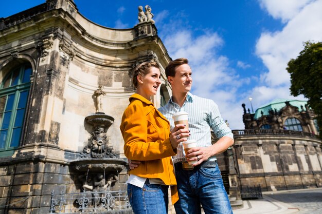 Pareja en Dresden en Zwinger con café