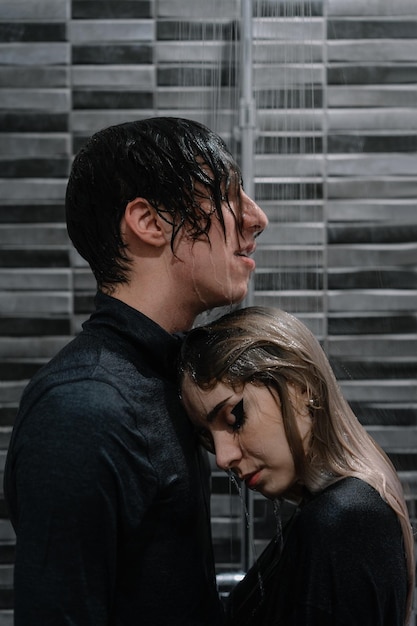 Pareja duchándose en el baño.