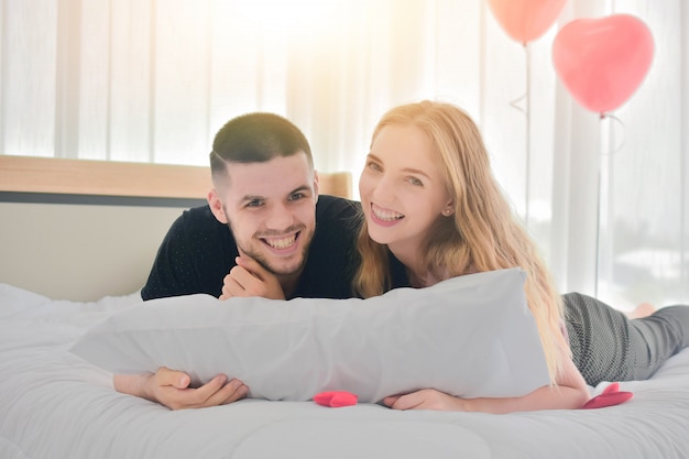 Pareja dulce amor vive en el dormitorio felicidad en el amor concepto de San Valentín