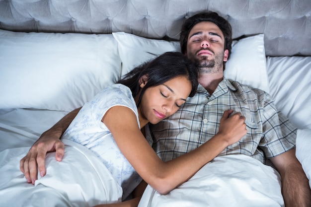 Pareja durmiendo juntos