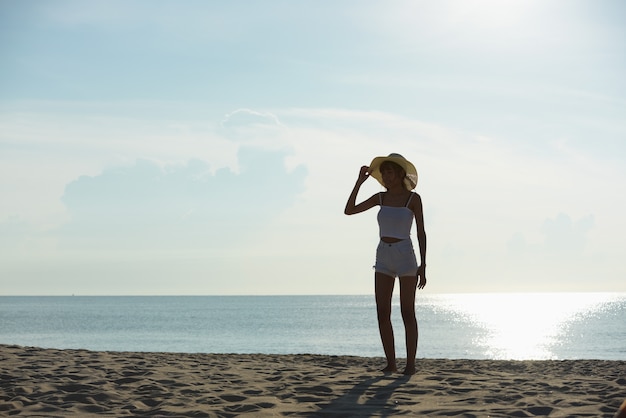pareja Ejercicio Haga yoga en la playa y salte a la playa en el amanecer de la mañana.