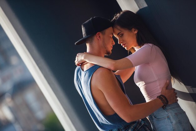 Una pareja elegante en la ciudad.