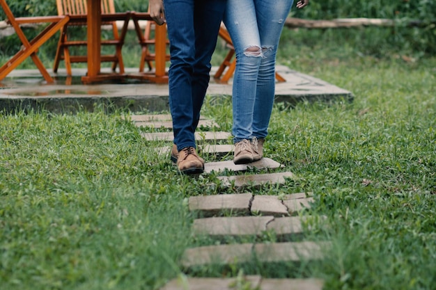 Foto pareja elegante en zapatos marrones en el parque