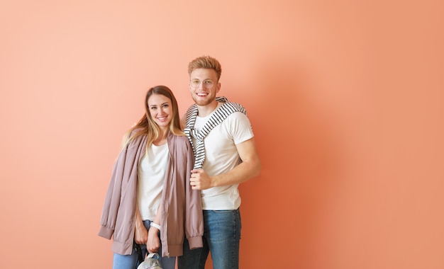 Pareja de elegantes camisetas en color