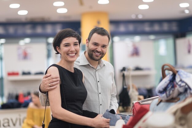 Una pareja elige zapatos en una zapatería.