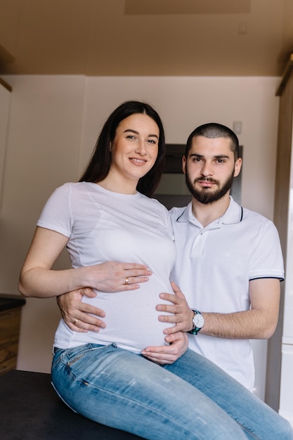 pareja embarazada, familia feliz, mujer embarazada, con, marido, en la cocina