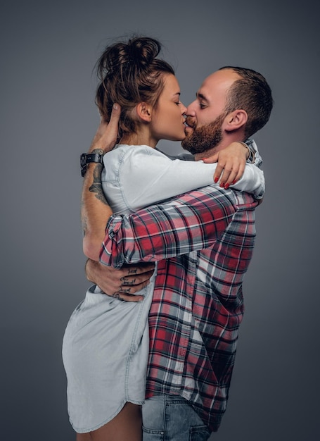 Foto una pareja emocional y amorosa besándose en un estudio.