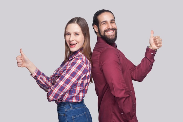 Foto pareja emocional sobre fondo gris