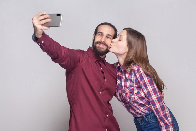 Pareja emocional sobre fondo gris