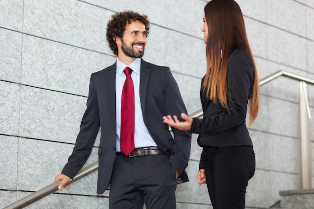 Pareja de empresarios hablando