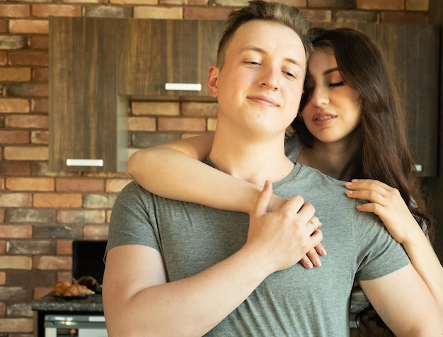 Foto pareja enamorada abrazándose en la cocina