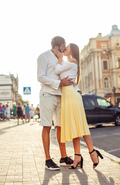 Una pareja enamorada besándose en la ciudad Una cita romántica