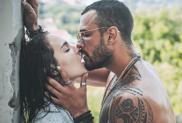 Pareja enamorada besándose Concepto de momento sensual e íntimo de los amantes Beso sensual Pasión y toque sensual Concepto de orgasmo Bella dama y chico en pose erótica