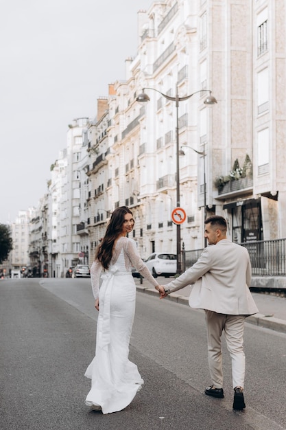 Pareja enamorada camina por las calles de París