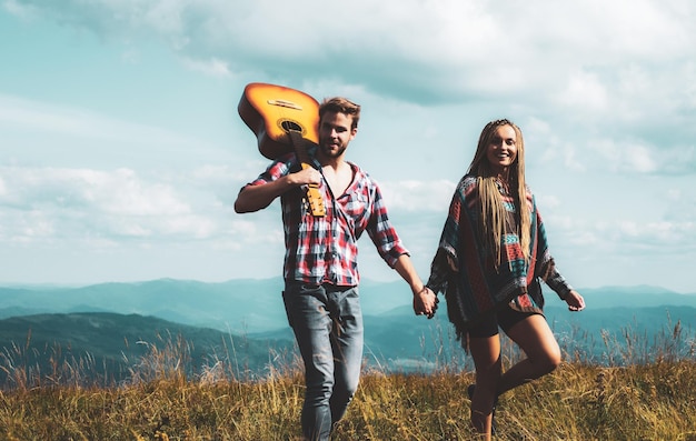 Pareja enamorada en el campamento dos amigos hombre y mujer caminando y disfrutando del tiempo todos juntos amigos van t