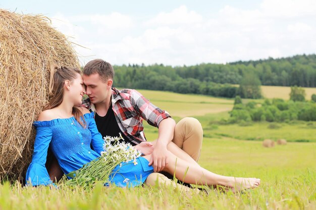 Pareja enamorada en un campo al atardecer