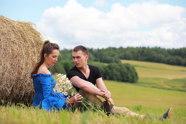 pareja enamorada en un campo de pueblo al atardecer