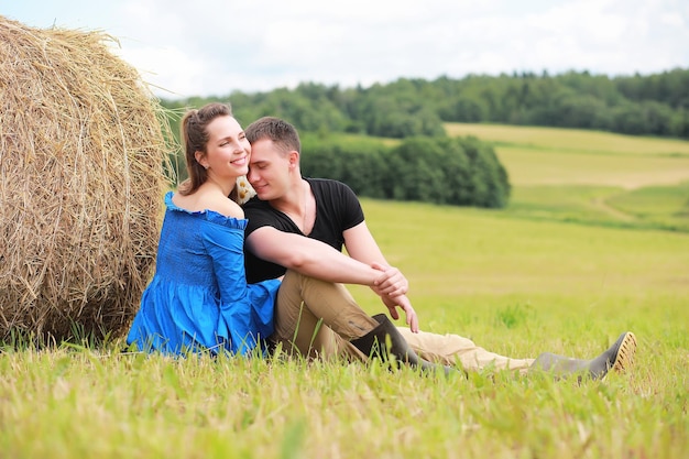 pareja enamorada en un campo de pueblo al atardecer