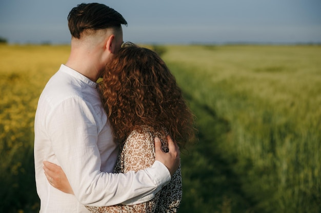 Una pareja enamorada en un campo verde de trigo