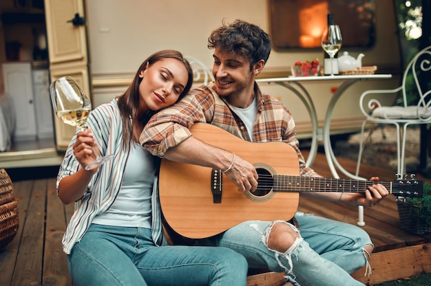 Pareja enamorada cerca del tráiler