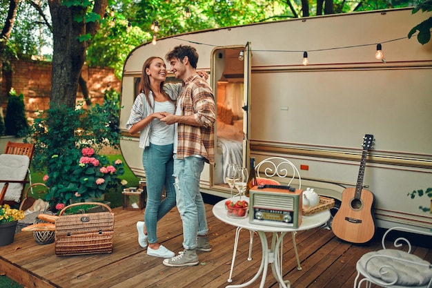 Pareja enamorada cerca del tráiler