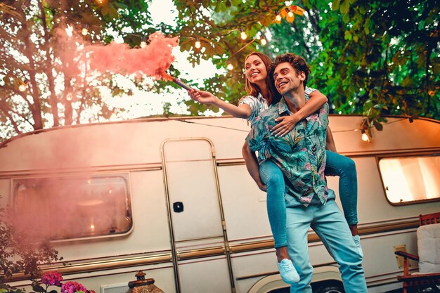 Pareja enamorada cerca del tráiler