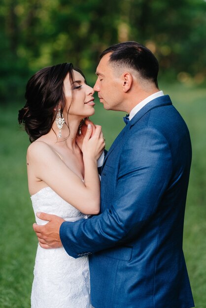 Una pareja enamorada de un chico y una chica en un paseo por el cinturón del bosque