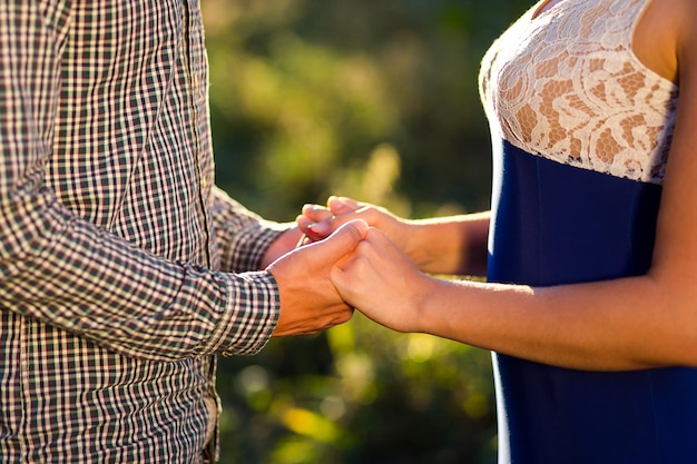 Pareja enamorada en citas tomados de la mano