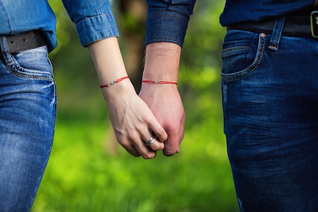 Pareja enamorada en citas tomados de la mano