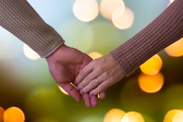 Pareja enamorada dándose la mano