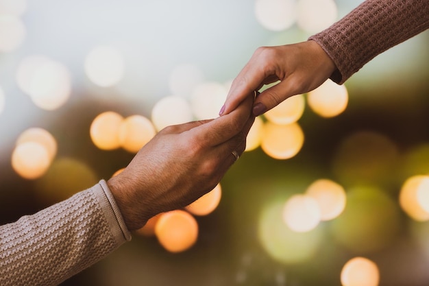 Pareja enamorada dándose la mano