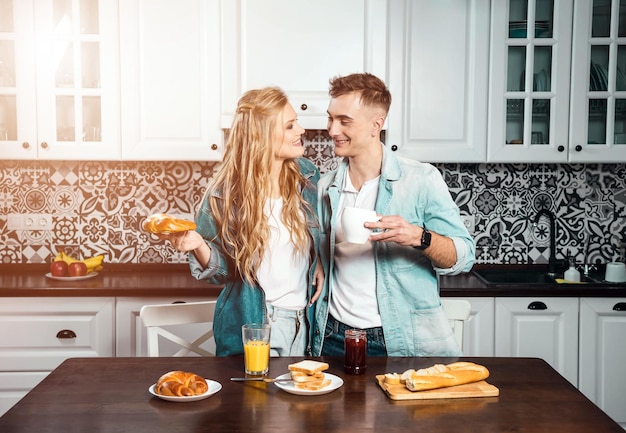 Pareja enamorada desayunando juntos