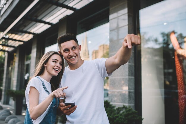 una pareja enamorada despreocupada discute algo mientras disfruta de una cita coqueteando sentimientos mujer sonriente positiva