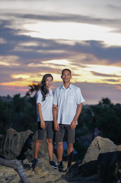 pareja enamorada disfrutando de la velada juntos