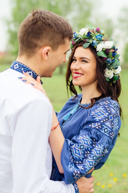 La pareja enamorada se divierte y está cara a cara