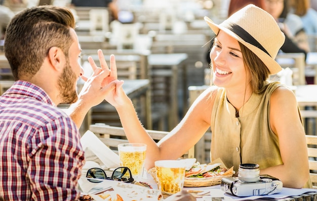 Pareja enamorada divirtiéndose en el bar de cerveza en una excursión de viaje