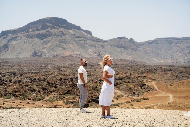 Una pareja enamorada se encuentra en el cráter del volcán Teide