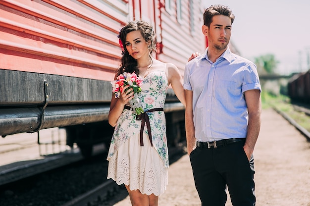 pareja enamorada, estación de tren