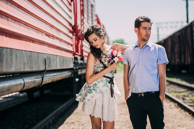 pareja enamorada, estación de tren