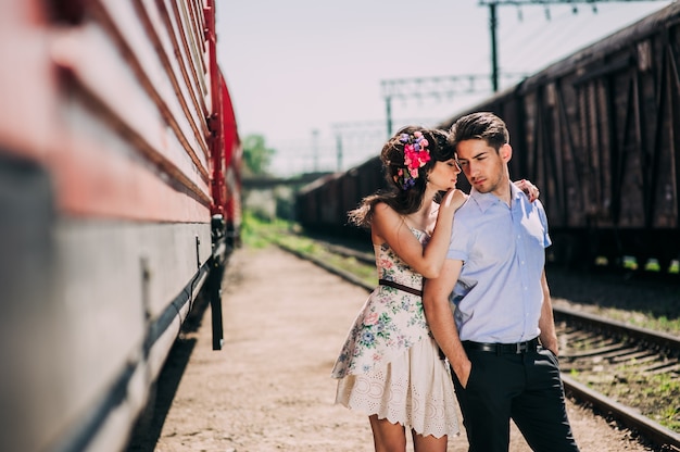 pareja enamorada, estación de tren