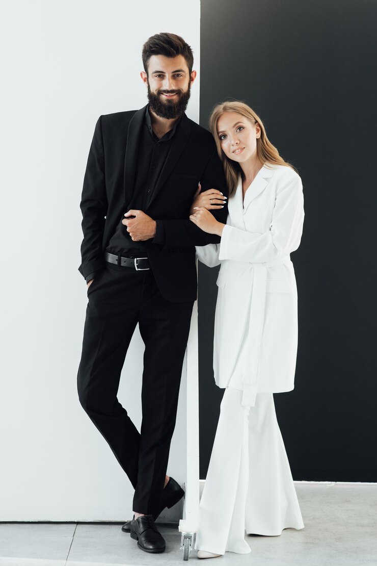 pareja enamorada en fecha reunión de negocios moda look de moda formal Propuesta o fiesta de compromiso