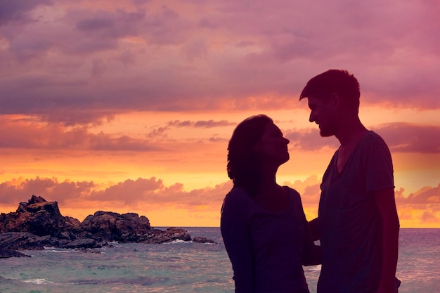 Pareja enamorada en el fondo del mar y las rocas.