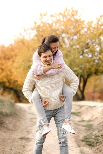 Pareja enamorada en las hojas de otoño