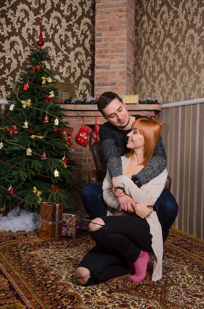 pareja enamorada hombre y mujer celebran la navidad juntos