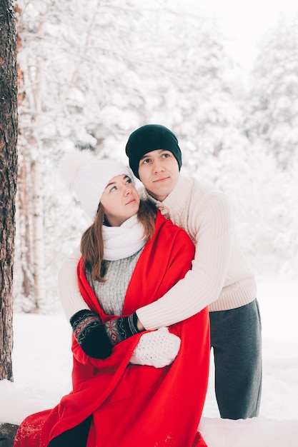 Una pareja enamorada en invierno en el estilo de vida del bosque Un artículo sobre el amor Un artículo sobre el Día de San Valentín