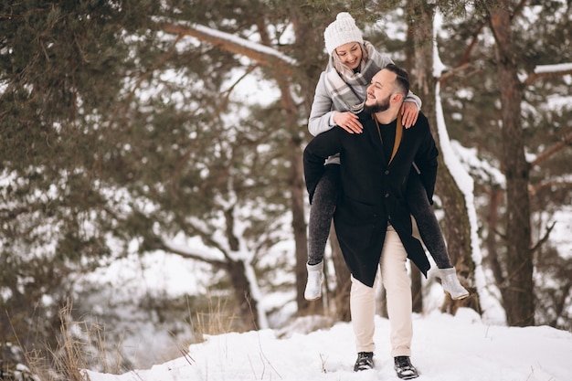 Pareja enamorada en invierno