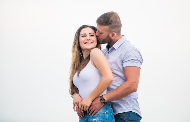 Foto pareja enamorada juntos para siempre nosotros dos historia de amor relaciones románticas amor verdadero linda relación hombre y mujer abrazan fondo de naturaleza apoyándola amor familiar devoción y confianza