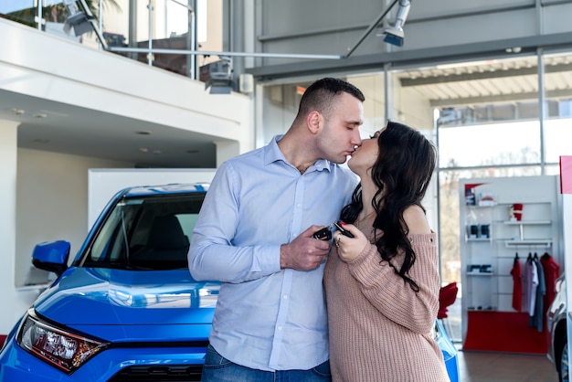 Pareja enamorada de las llaves del coche nuevo