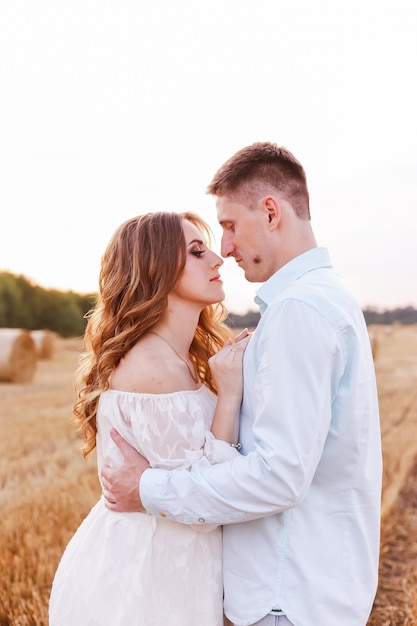 Una pareja enamorada se mira a los ojos y espera la llegada de su pequeño hijo.